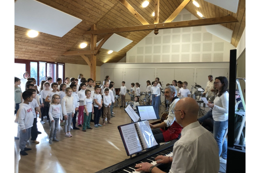 Matinée chants à la salle du Buat avec un dumiste, un pianiste et un joueur de perculinaires (décembre 2025)