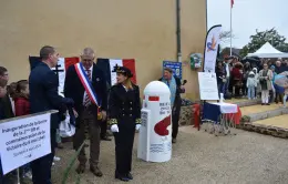 Dévoilement de la Borne par Mme la Sous-Préfète