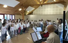 Matinée chants à la salle du Buat avec un dumiste, un pianiste et un joueur de perculinaires (décembre 2025)