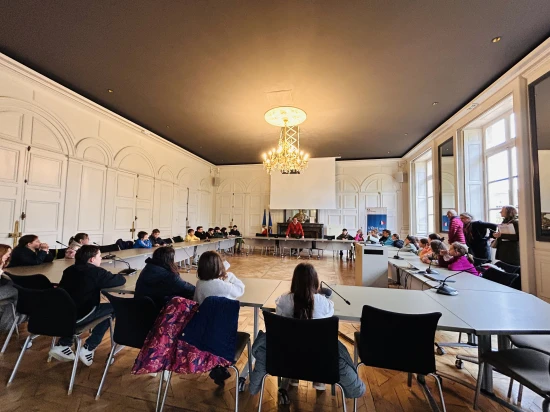 Le CME de Quelaines Saint-Gault et le CMJ de Cossé-le-Vivien à la Préfecture de la Mayenne